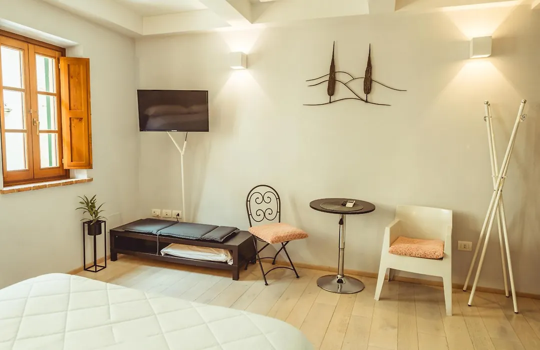 Guesthouse Via Di Gracciano - Adults Only-1