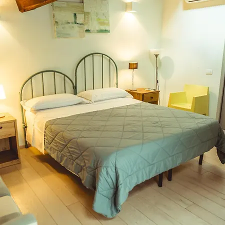 Guesthouse Via Di Gracciano - Adults Only-3